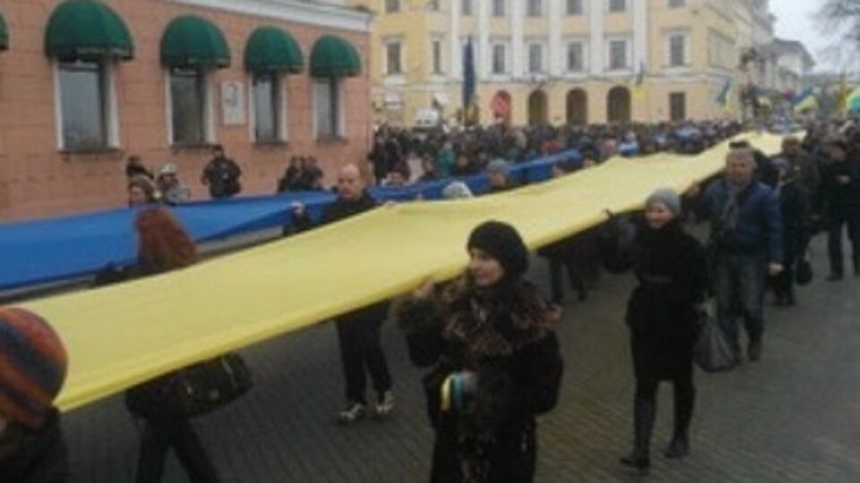 По улицам Одессы пронесли 500-метровый флаг Украины