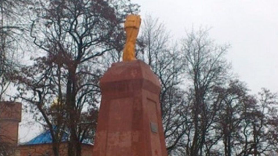 В Полтавской области повредили два памятника Ленину
