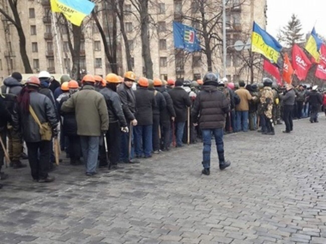 Около четырех тысяч активистов идут пикетировать Верховную Раду