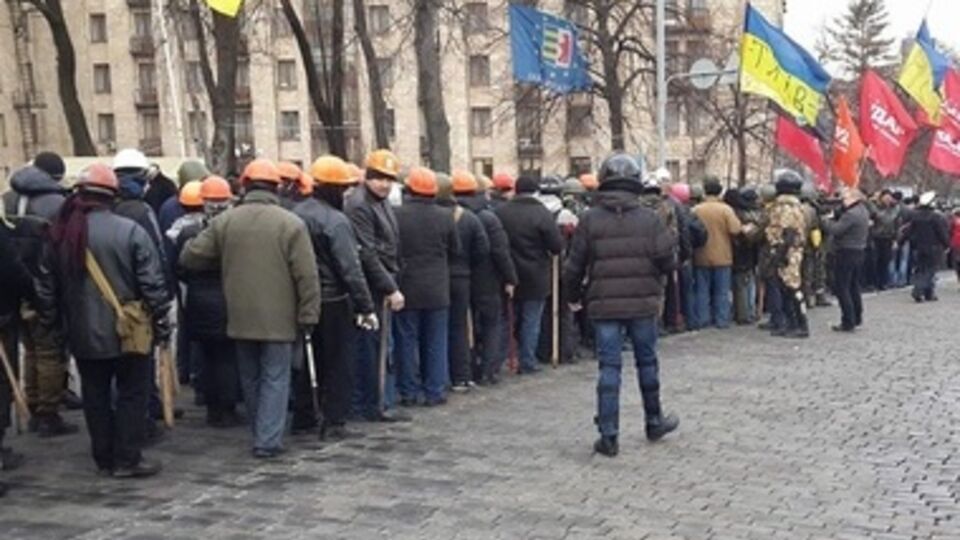 Около четырех тысяч активистов идут пикетировать Верховную Раду