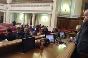 Несколько оппозиционеров заблокировали президиум ВР