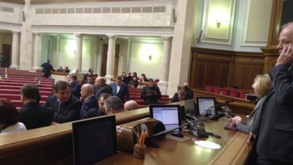 Несколько оппозиционеров заблокировали президиум ВР