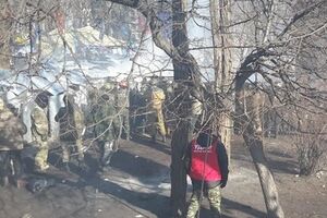 В Мариинском парке столкновения между активистами Майдана и "Беркутом" с "титушками"