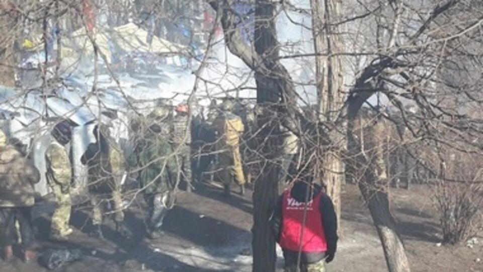 В Мариинском парке столкновения между активистами Майдана и "Беркутом" с "титушками"