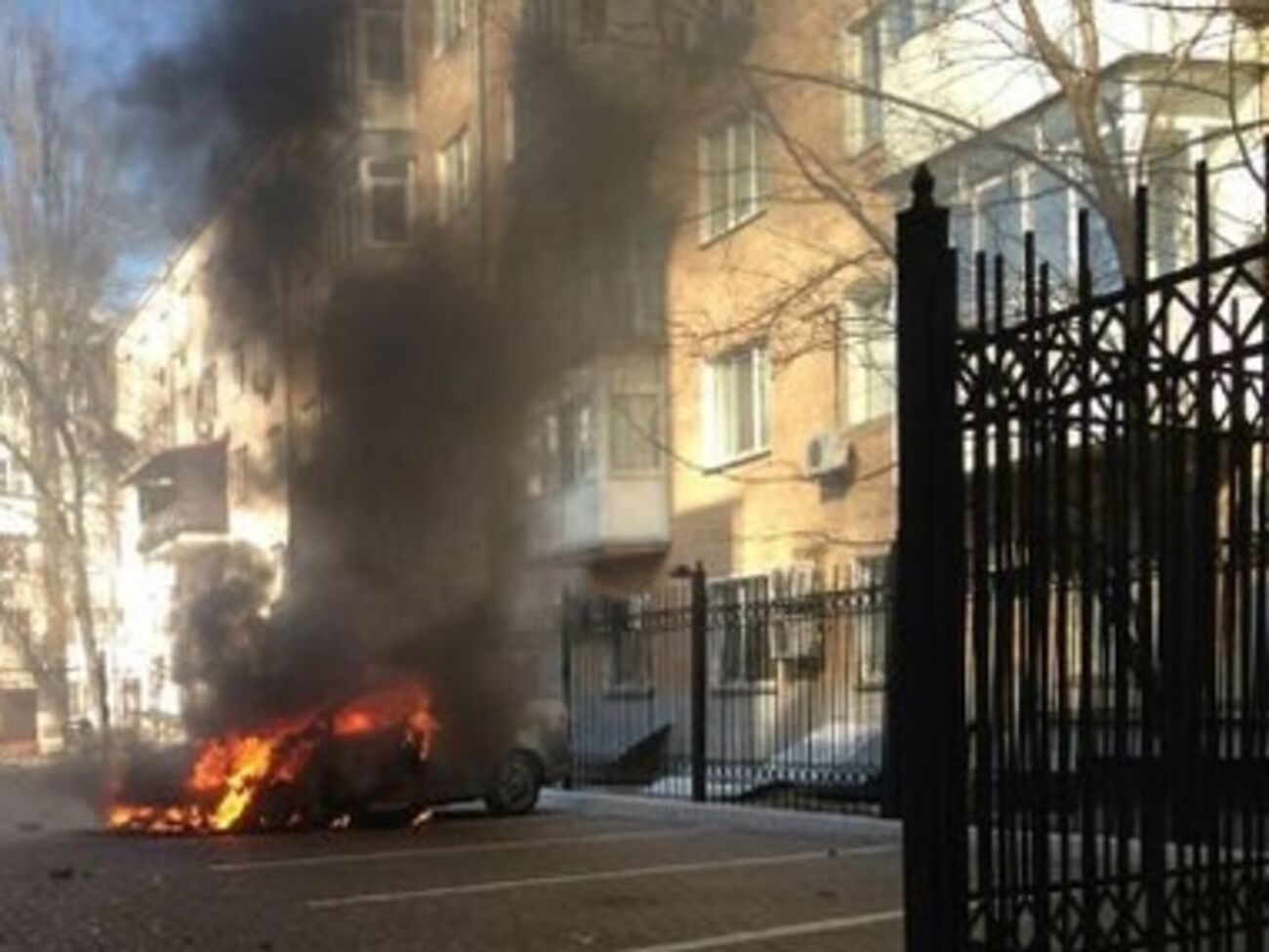 Митингующие сожгли машину возле офиса ПР