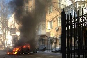 Митингующие сожгли машину возле офиса ПР