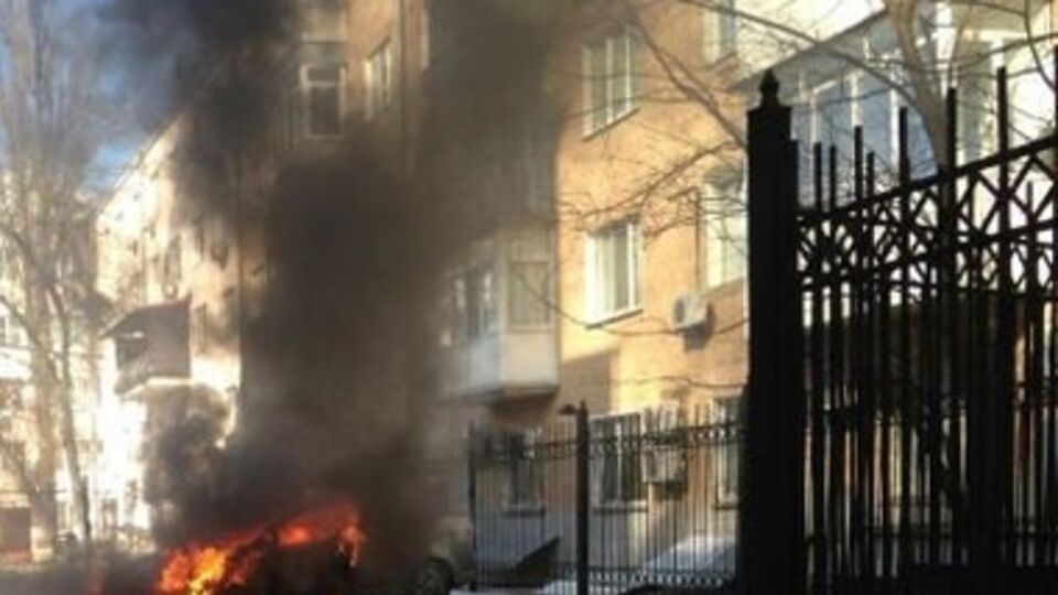 Митингующие сожгли машину возле офиса ПР