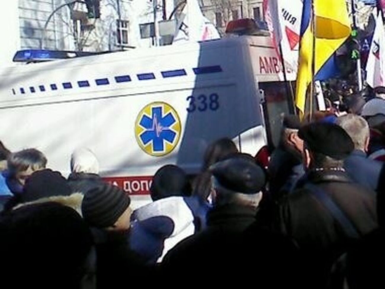 Количество пострадавших в столкновениях в центре Киева растет