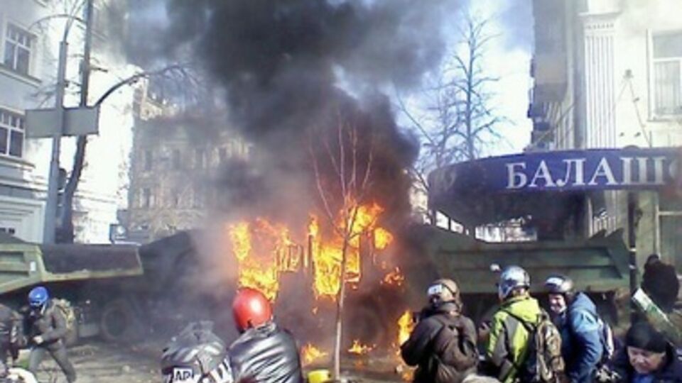 Под Верховной Радой проходят стычки между милицией и протестующими