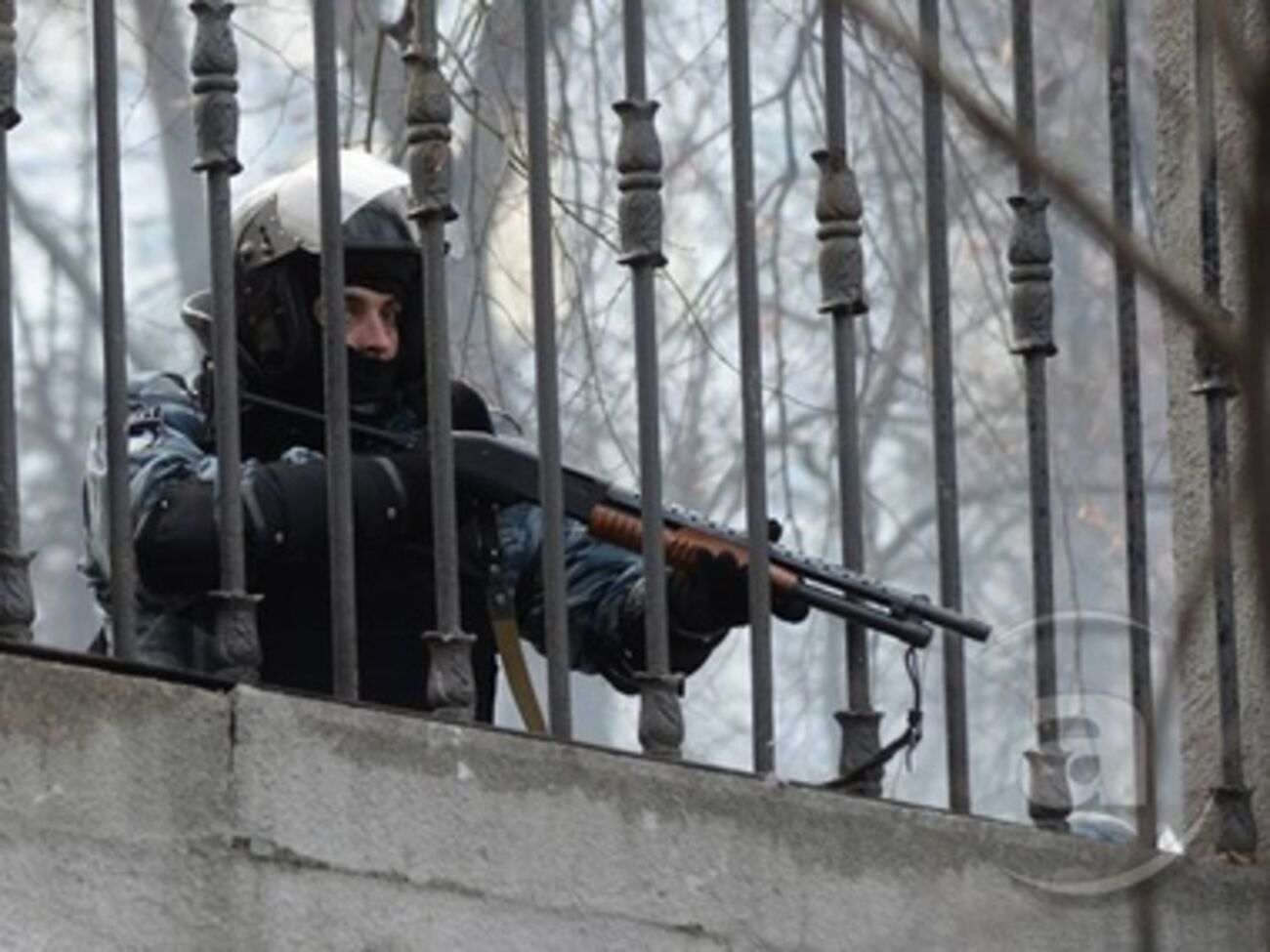 Силовые структуры требуют прекратить сопротивление