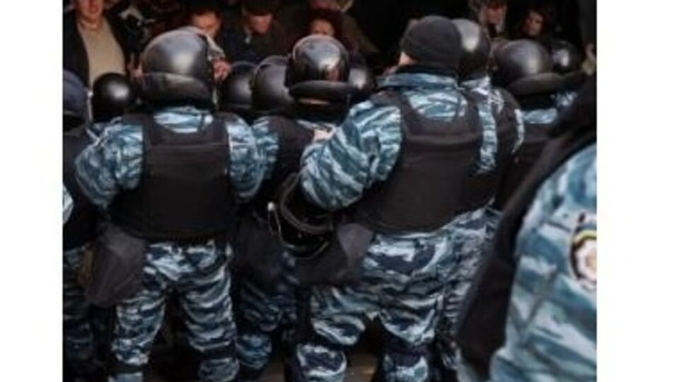 Одесситы пытаются остановить выезд "Беркута"