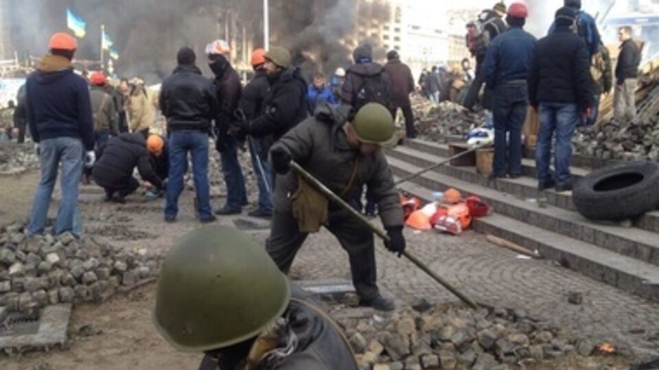 На Майдане активисты разобрали почти всю брусчатку. Фоторепортаж
