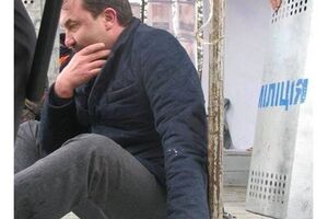 Губернатора Волыни приковали наручниками к сцене