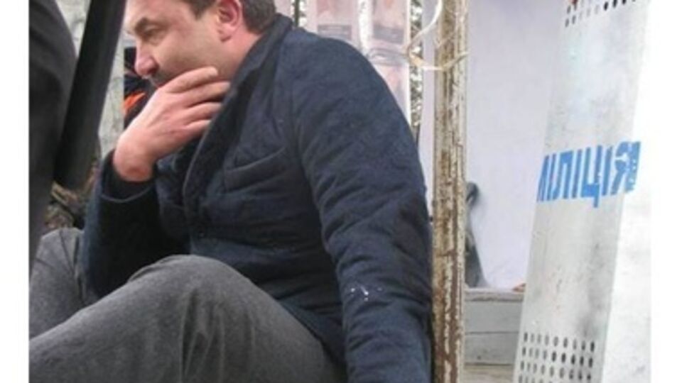 Губернатора Волыни приковали наручниками к сцене
