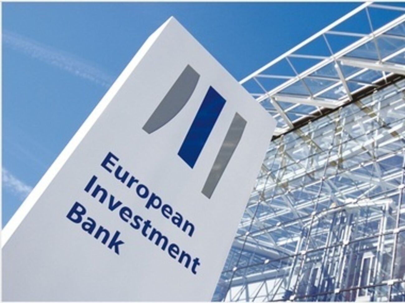 Банк приостановил работу в Украине