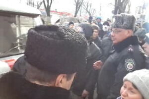 Активисты пытались заблокировать выезд в Киев автобусов с курсантами
