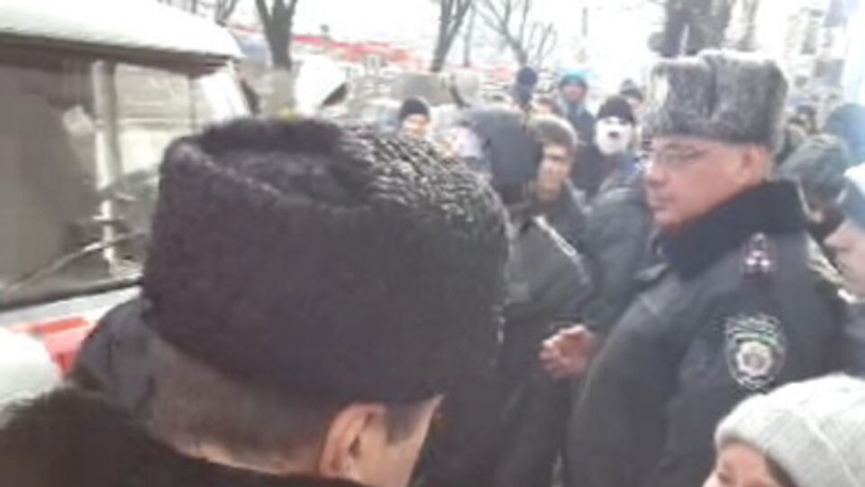 Активисты пытались заблокировать выезд в Киев автобусов с курсантами