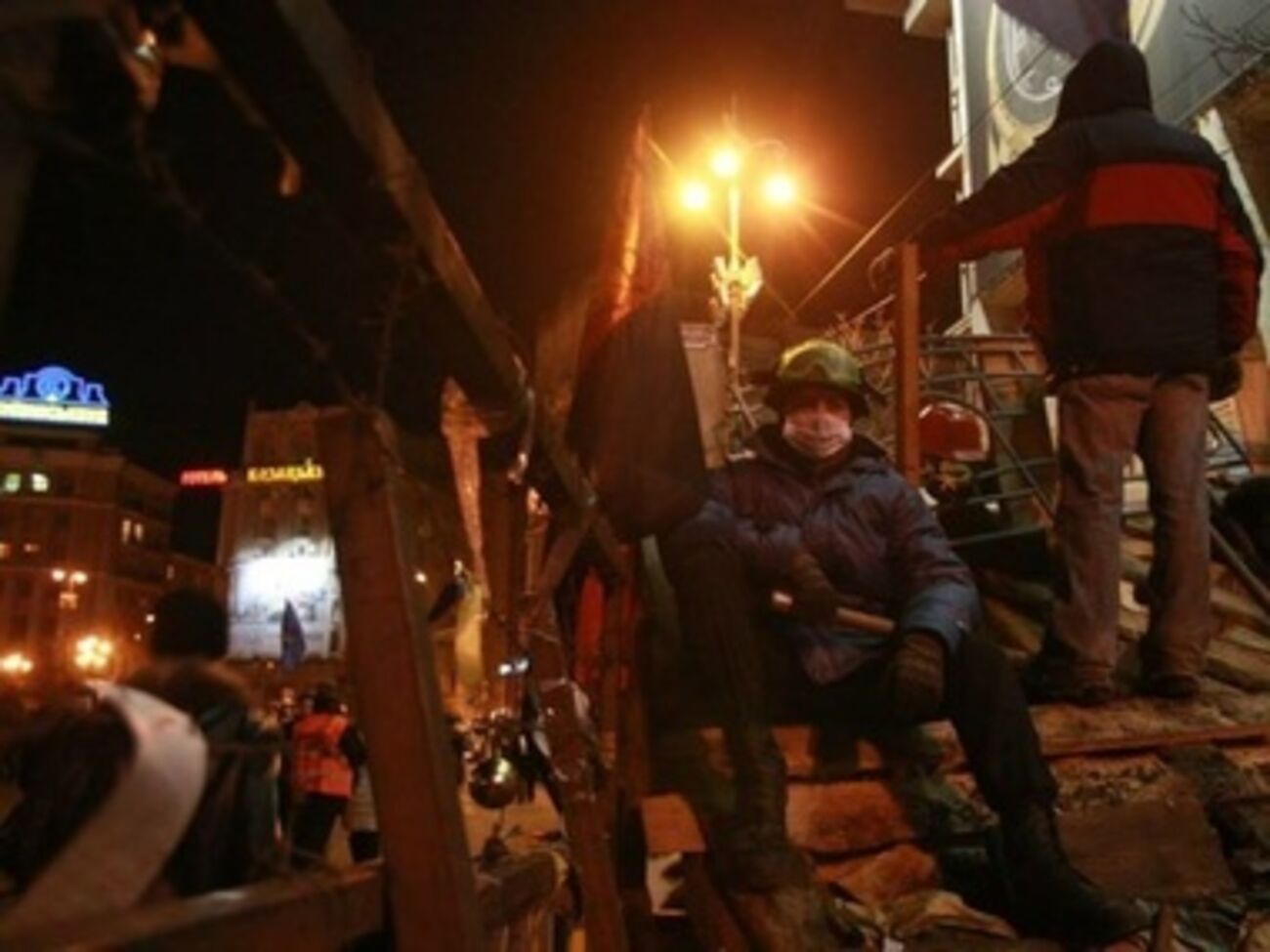 Столкновения в центре Киева продолжаются