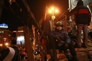 Столкновения в центре Киева продолжаются