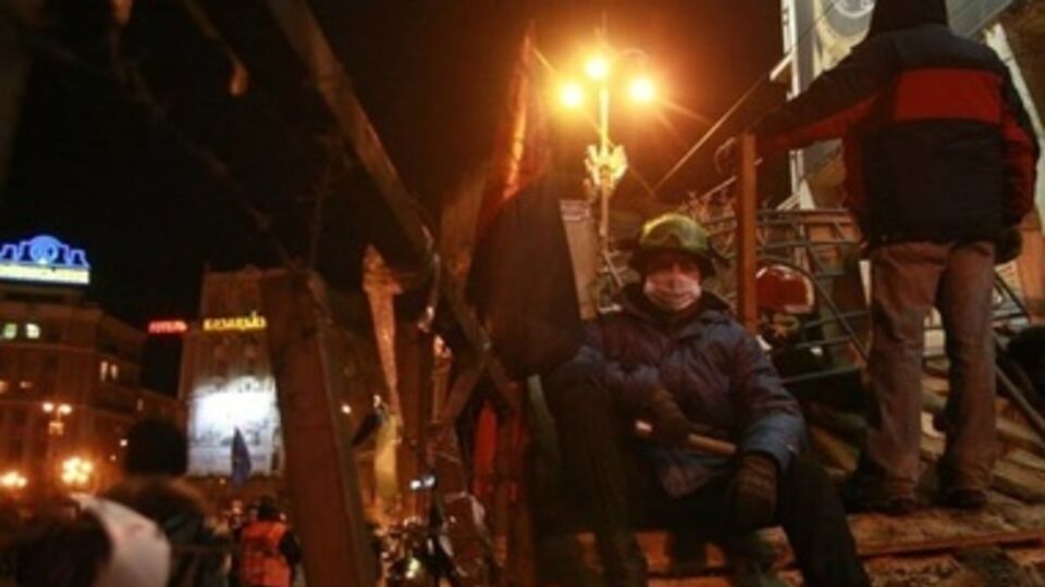 Столкновения в центре Киева продолжаются