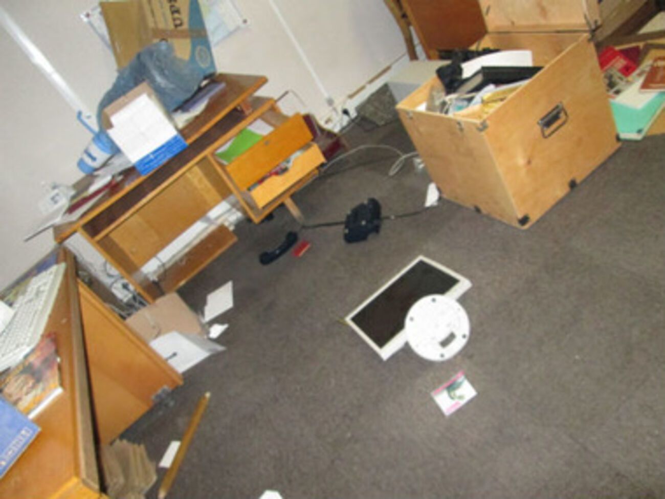 Разгромленная рабочая комната