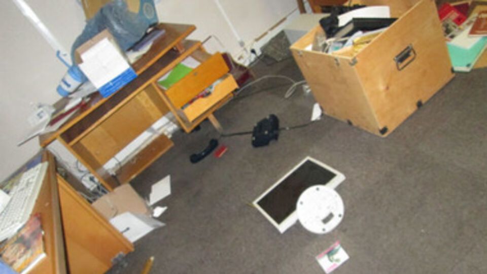 Разгромленная рабочая комната