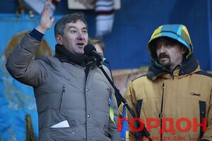 Виталий Грушевский на Евромайдане (слева)