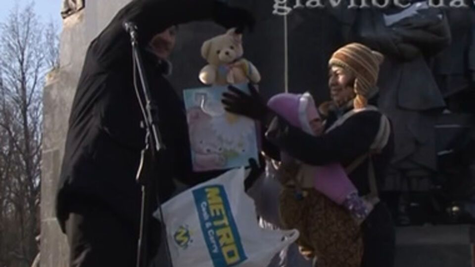 Малышке подарили медвежонка