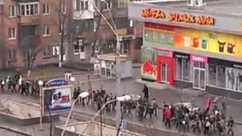 К Майдану идут сотни людей в шлемах