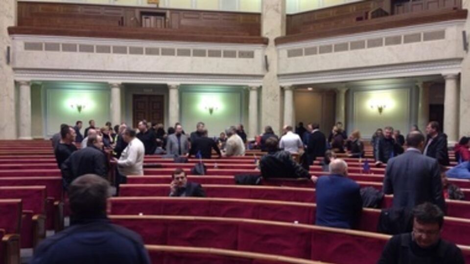 В сессионном зале собираются депутаты