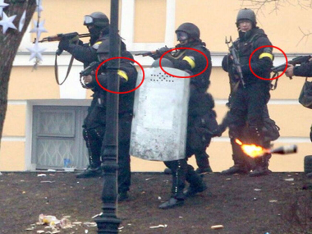 Еще одной особенностью стали желтые повязки