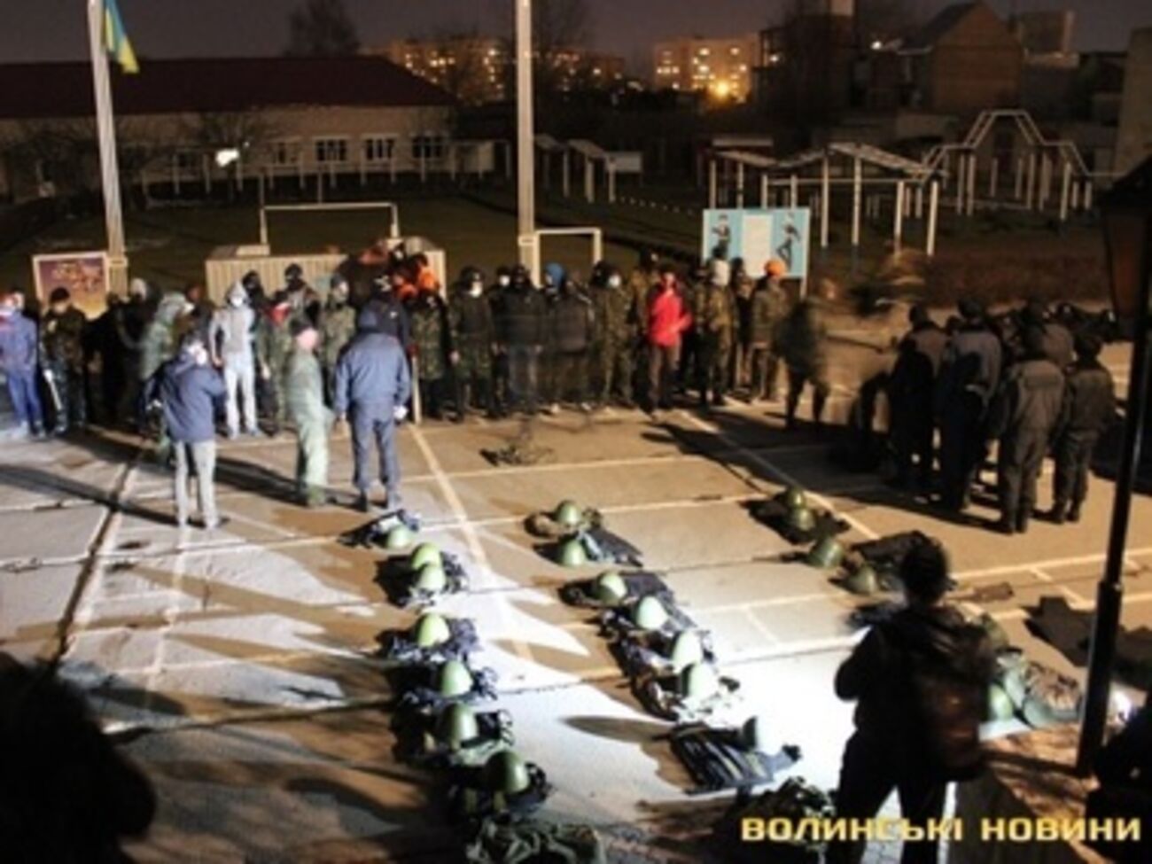 Милиция передает амуницию Правому сектору