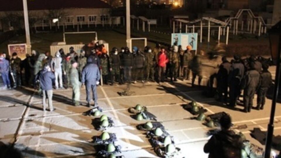 Милиция передает амуницию Правому сектору
