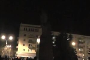 Люди ждут прибытия тяжелой техники