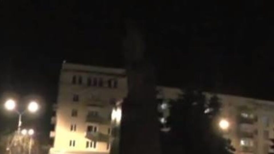 Люди ждут прибытия тяжелой техники