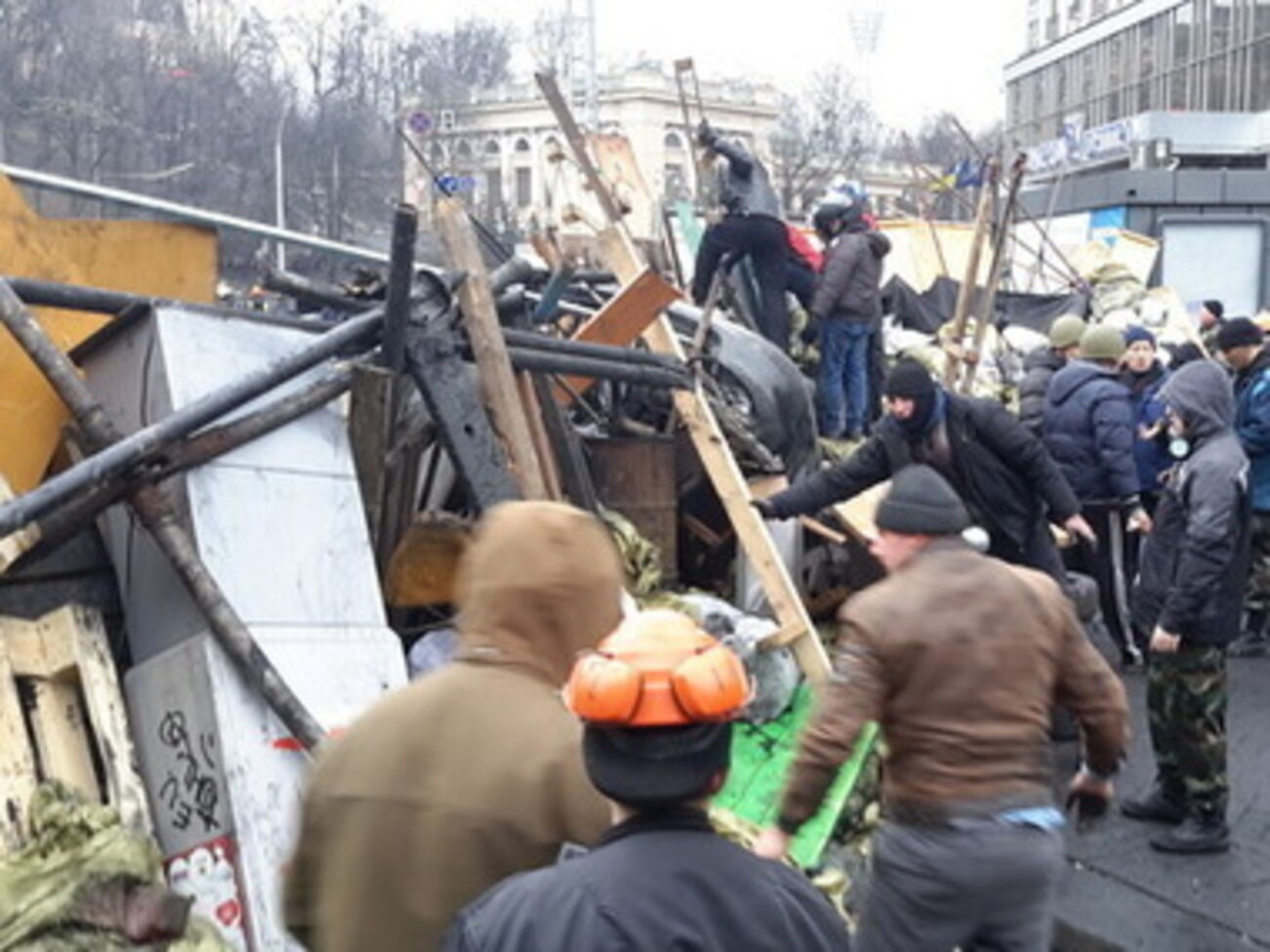 Протестующие освободили захваченных бойцов ВВ