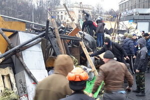 Протестующие освободили захваченных бойцов ВВ