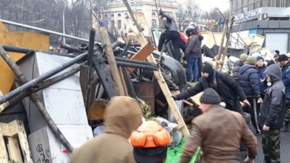 Протестующие освободили захваченных бойцов ВВ