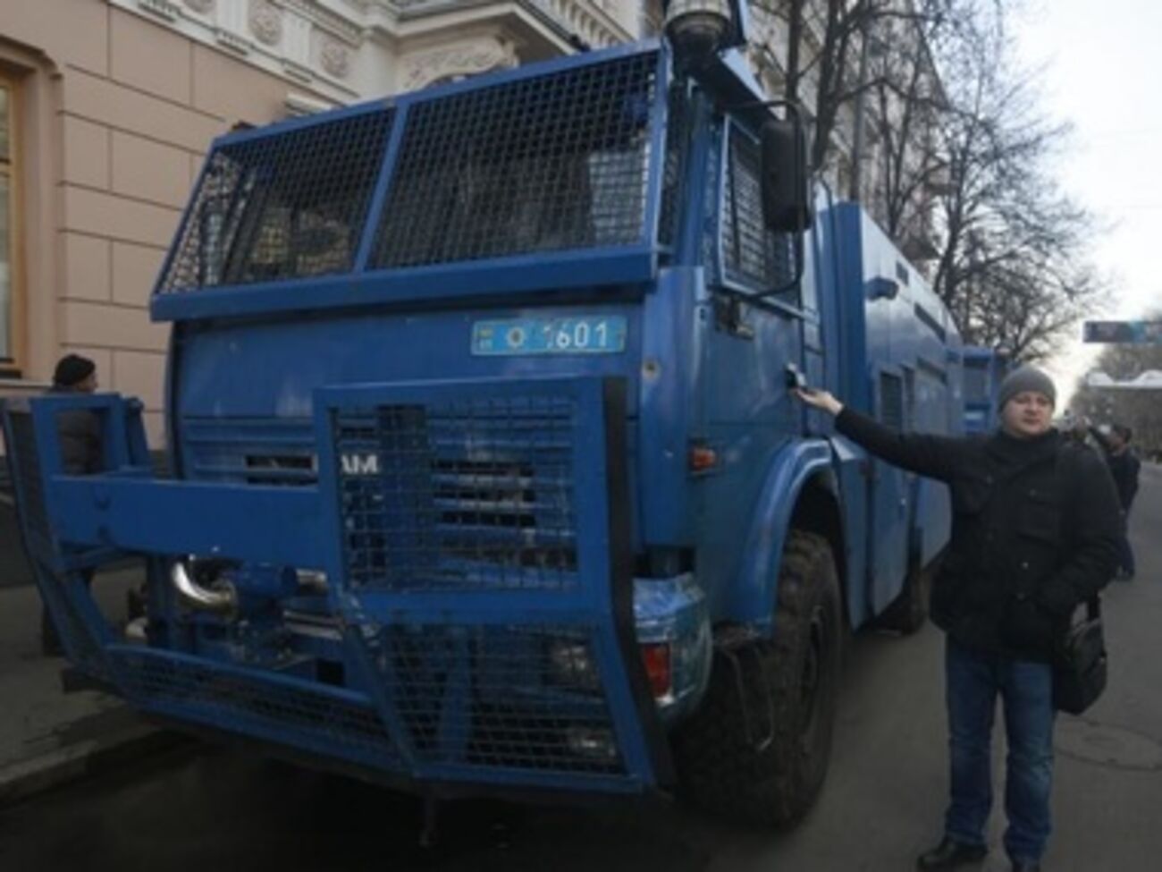 Отступившие силовики оставили водометы в правительственном квартале Киева