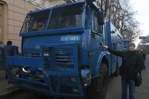 Отступившие силовики оставили водометы в правительственном квартале Киева