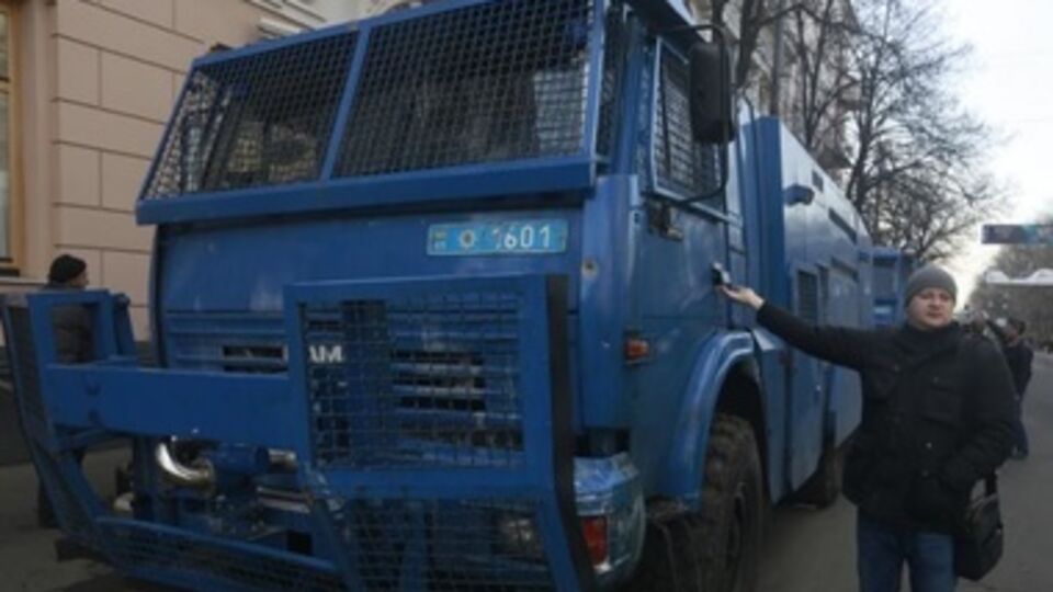 Отступившие силовики оставили водометы в правительственном квартале Киева