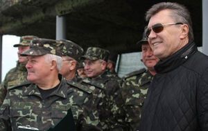 Янукович и солдаты