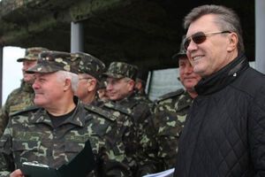 Янукович и солдаты