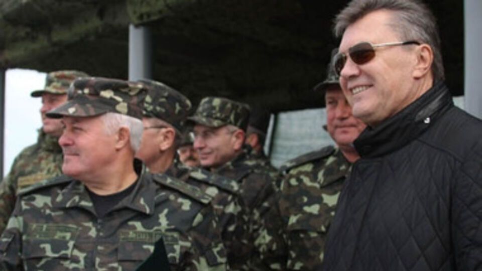 Янукович и солдаты