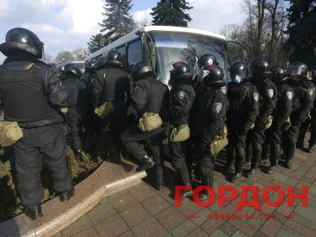 Солдаты ВВ покидают Раду