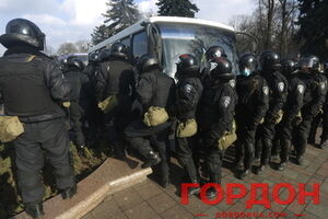 Солдаты ВВ покидают Раду