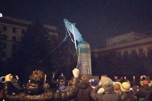 Падение Ленина в Днепропетровске