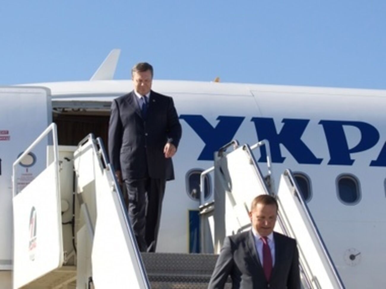 Виктор Янукович остается в Украине