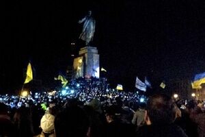 Возле харьковского Ленина собралось около пяти тысяч митингующих