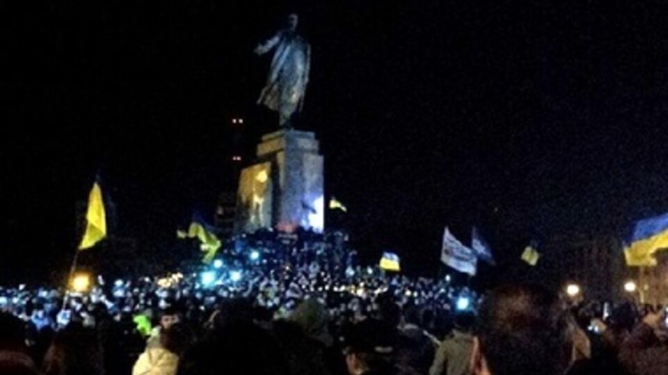 Возле харьковского Ленина собралось около пяти тысяч митингующих